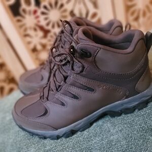 Columbia Waterproof Hiking Boots Black Men’s Sz 10 bottom washed.